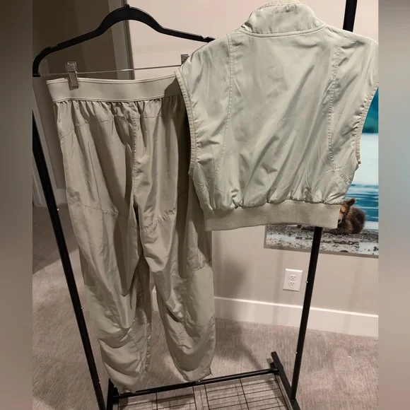 ALO Yoga Limestone 3 Piece Set - Picture 4 of 11